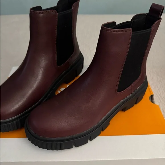 New With Box Timberland Women's Greyfield Mid Chelsea Boot - Picture 7 of 7